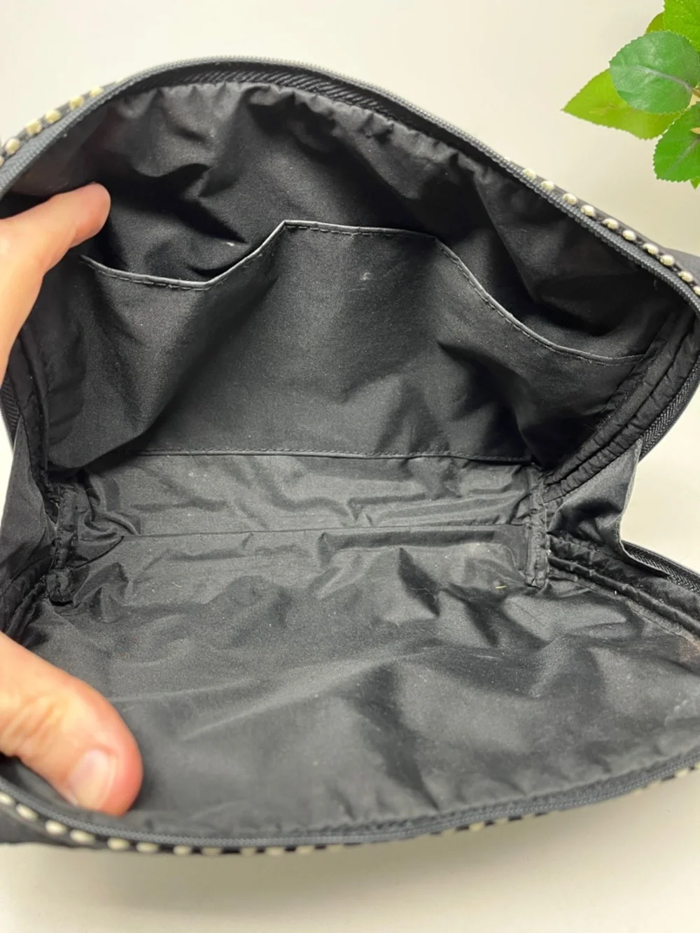 CHANEL PARFUMS ZIPPER COSMETIC POUCH BLACK WITH WHITE TRIM BONUS CRÈME SHOP EYE